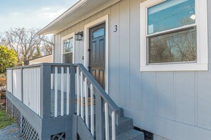 Exterior detail - Cozy Peaceful Bungalow - 12 mins from Airport (Atlanta)