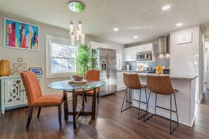 Private kitchen - Cozy Peaceful Bungalow - 12 mins from Airport (Atlanta)