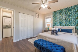 2 bedrooms, iron/ironing board, WiFi, bed sheets - Cozy Peaceful Bungalow - 12 mins from Airport (Atlanta)