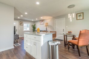 Interior - Cozy Peaceful Bungalow - 12 mins from Airport (Atlanta)