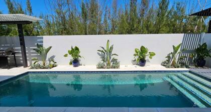 Pineapple Villa Spacious 5-bedroom villa in beautiful Nassau with Pool,AC, WiFi,
