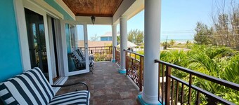 Pineapple Villa Spacious 5-bedroom villa in beautiful Nassau with Pool,AC, WiFi,