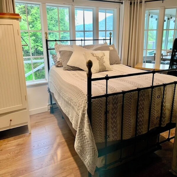 2 bedrooms, iron/ironing board, bed sheets