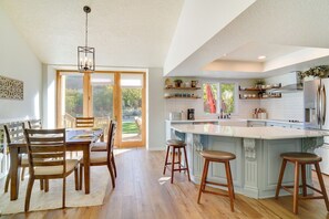 Fridge, microwave, oven, stovetop - Near Snowbird/Alta • Hot Tub • Mountain Views • Game Room (Sandy)