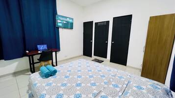 Habitación doble Deluxe, 1 cama matrimonial, para no fumadores, baño privado | Baño | Regadera, toallas, jabón, shampoo