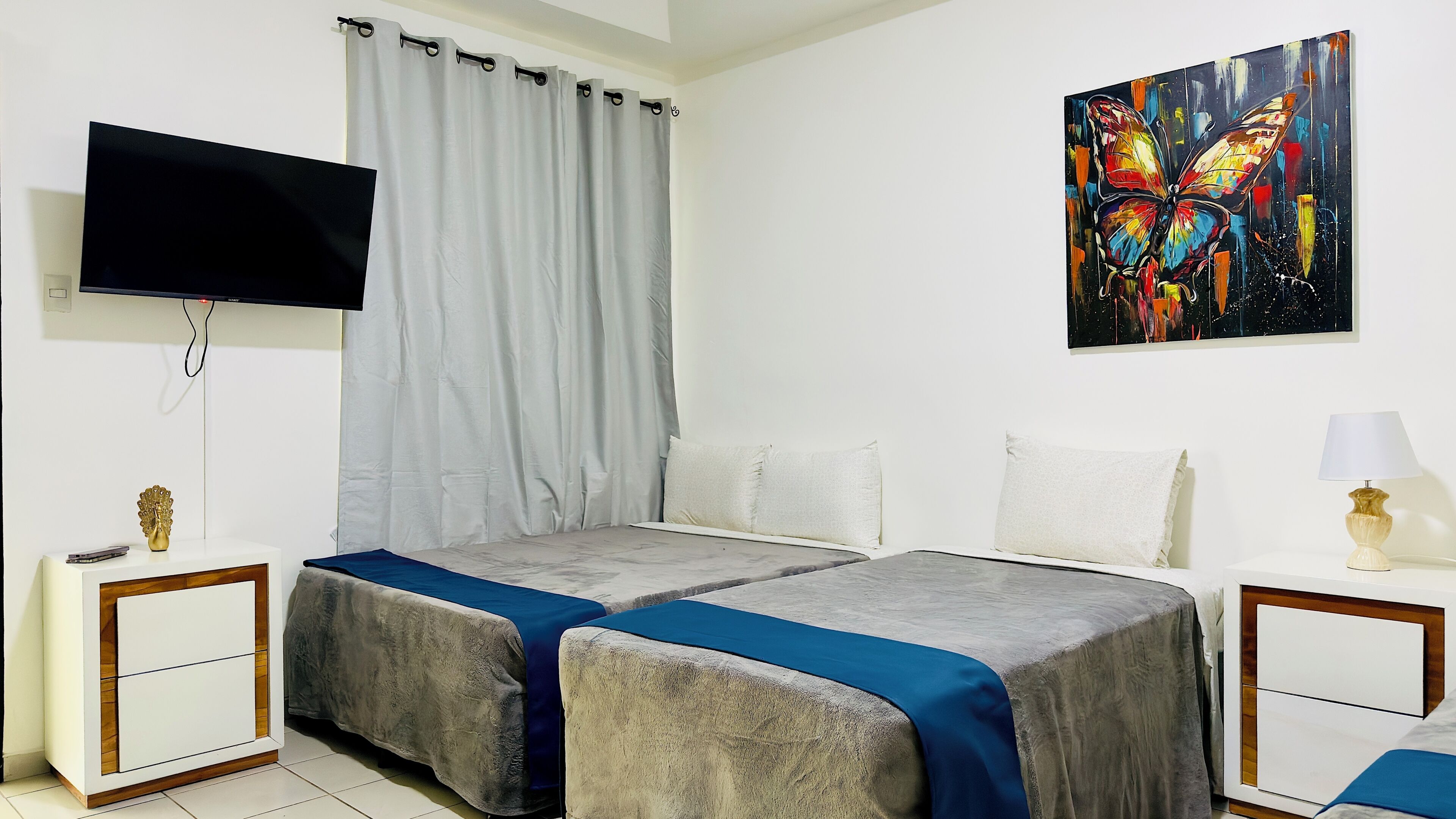 Habitació quàdruple Comfort, 2 llits dobles, no fumadors, bany privat | Roba de llit d'alta qualitat i escriptori 