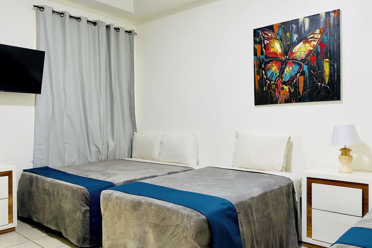 Habitación cuádruple Confort, 2 camas dobles, no fumadores, baño privado | Ropa de cama de alta calidad y escritorio