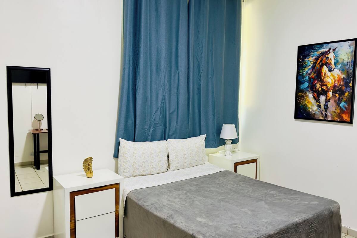 Habitación Deluxe doble, 1 cama doble, no fumadores, baño privado | Ropa de cama de alta calidad y escritorio