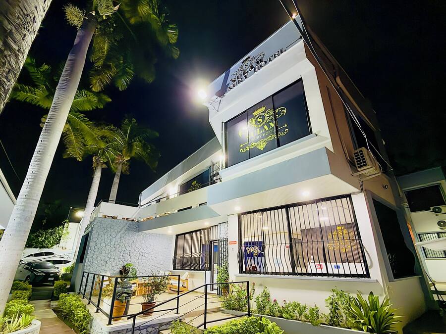 Fachada da propriedade à noite