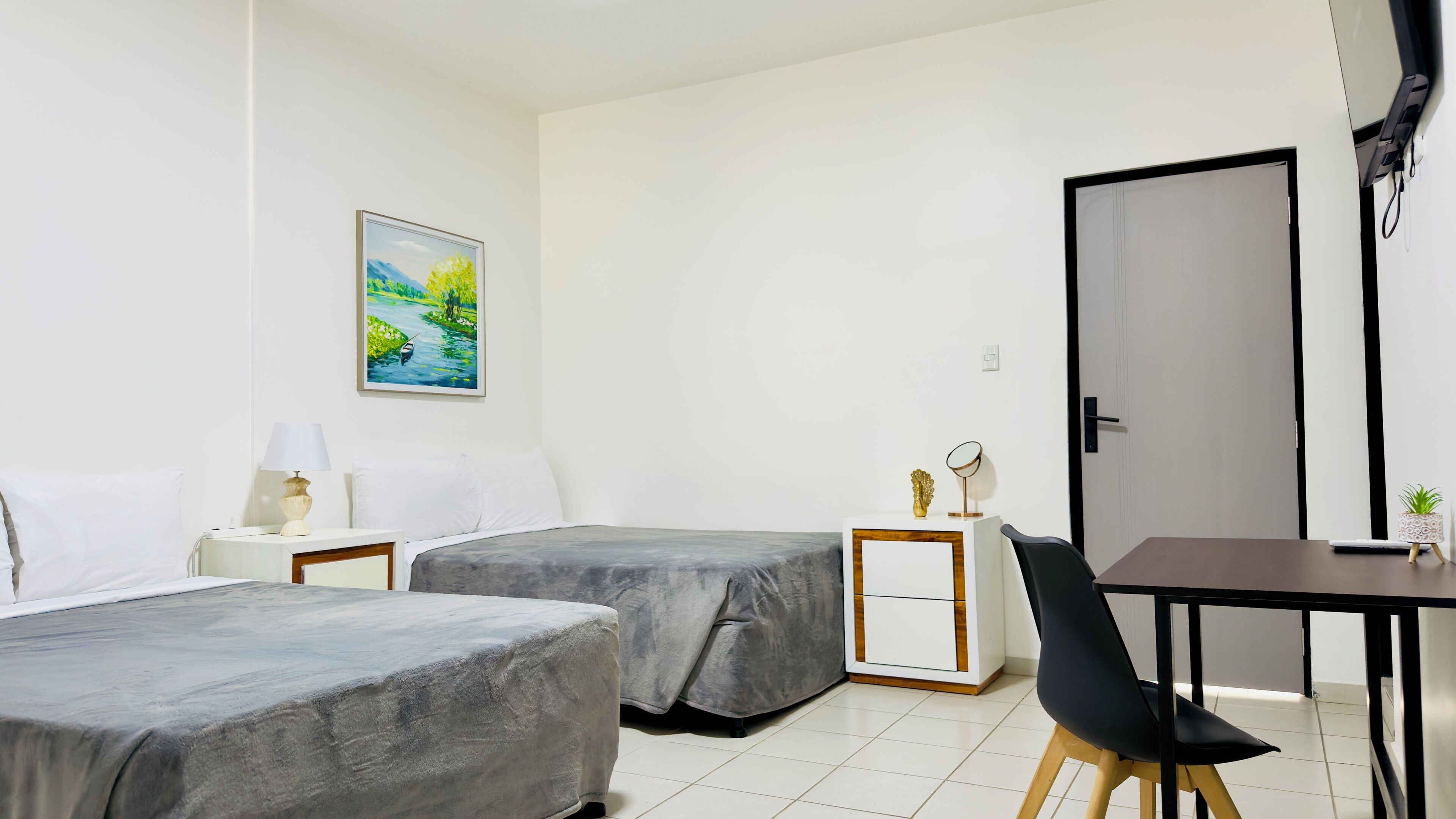 Habitació quàdruple Comfort, 2 llits dobles, no fumadors, bany privat | Roba de llit d'alta qualitat i escriptori 