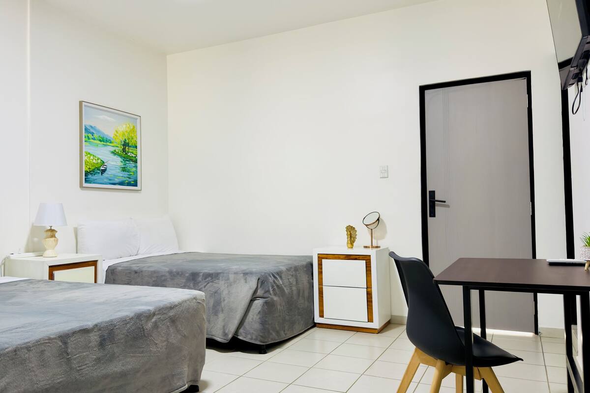 Habitación cuádruple Confort, 2 camas dobles, no fumadores, baño privado | Ropa de cama de alta calidad y escritorio