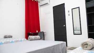 Firemannsrom – comfort, 2 dobbeltsenger, ikke-røyk, privat bad | Sengetøy av topp kvalitet, skrivebord og skrivebord for bærbar PC