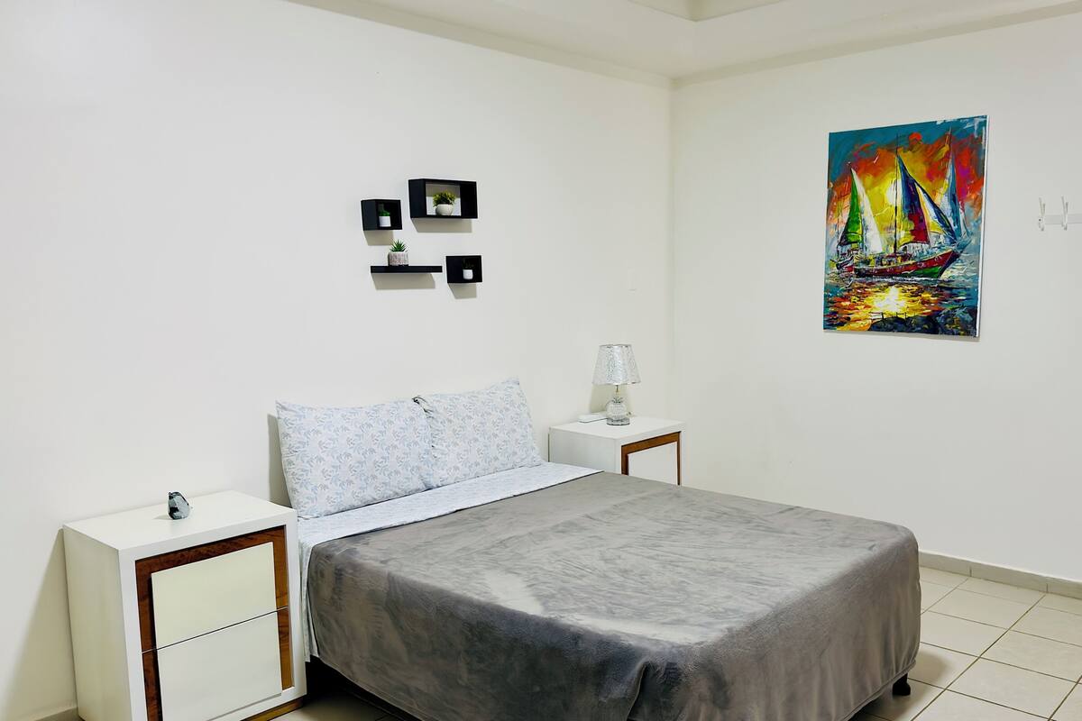 Habitación Deluxe doble, 1 cama doble, no fumadores, baño privado | Ropa de cama de alta calidad y escritorio