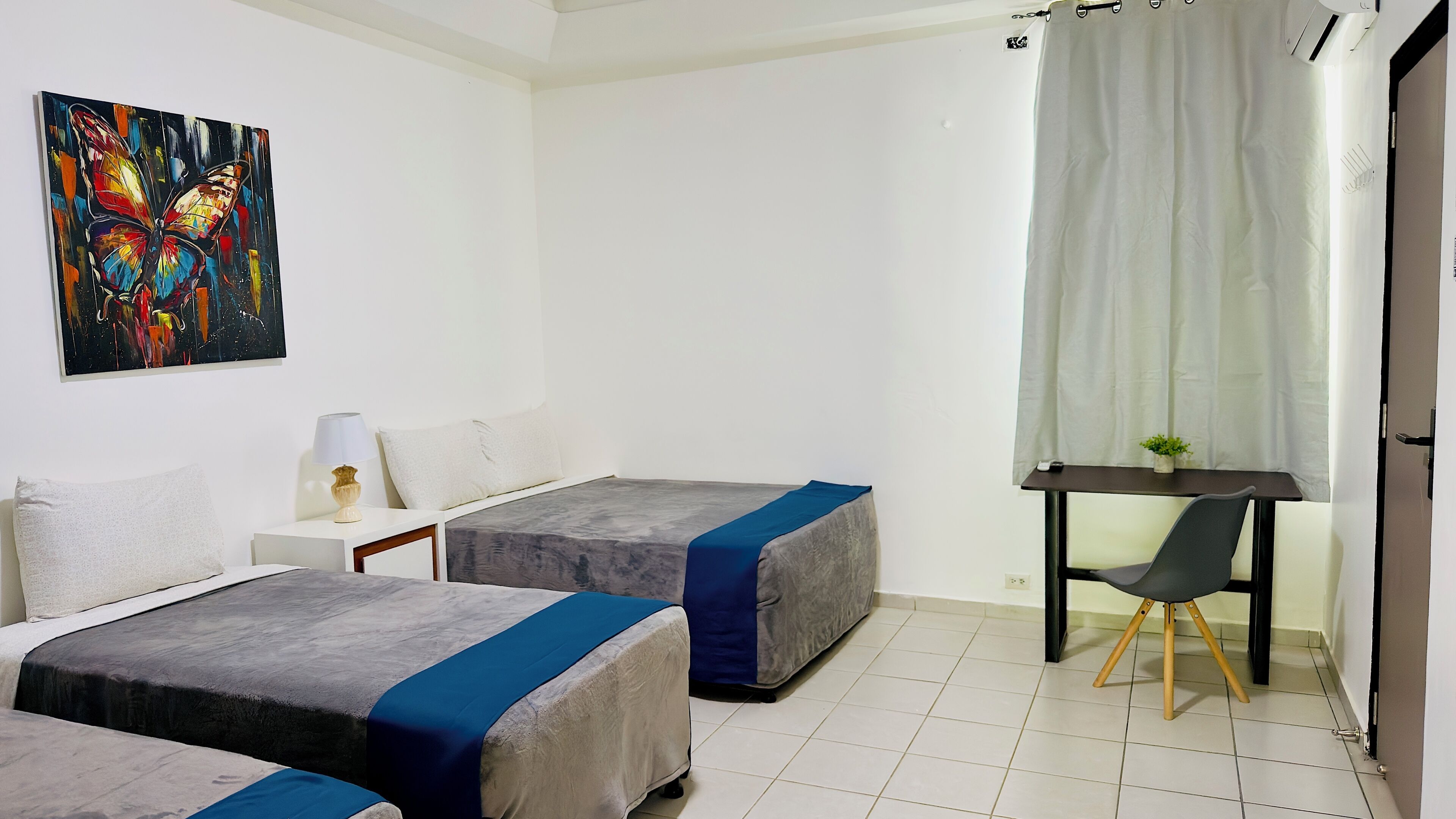 Comfort-Vierbettzimmer, 2 Doppelbetten, Nichtraucher, eigenes Bad | Hochwertige Bettwaren, Schreibtisch, laptopgeeigneter Arbeitsplatz