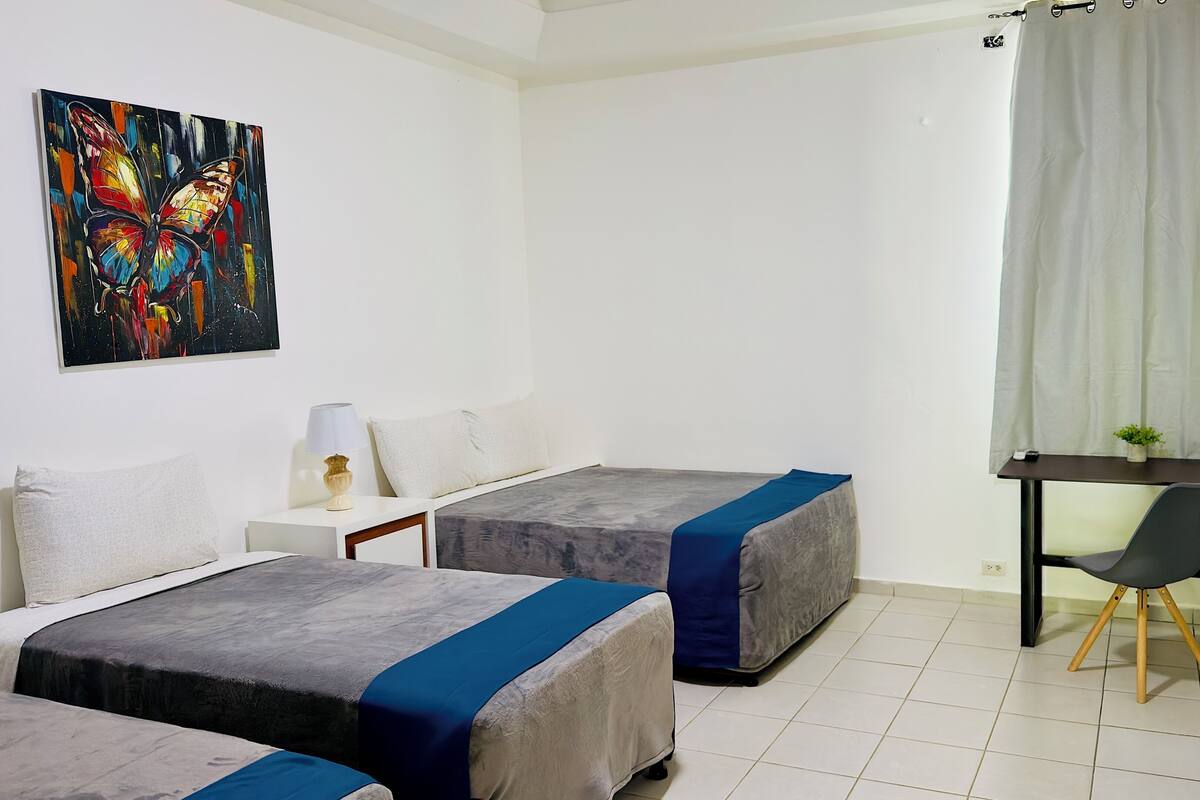 Comfort-Vierbettzimmer, 2 Doppelbetten, Nichtraucher, eigenes Bad | Hochwertige Bettwaren, Schreibtisch, laptopgeeigneter Arbeitsplatz