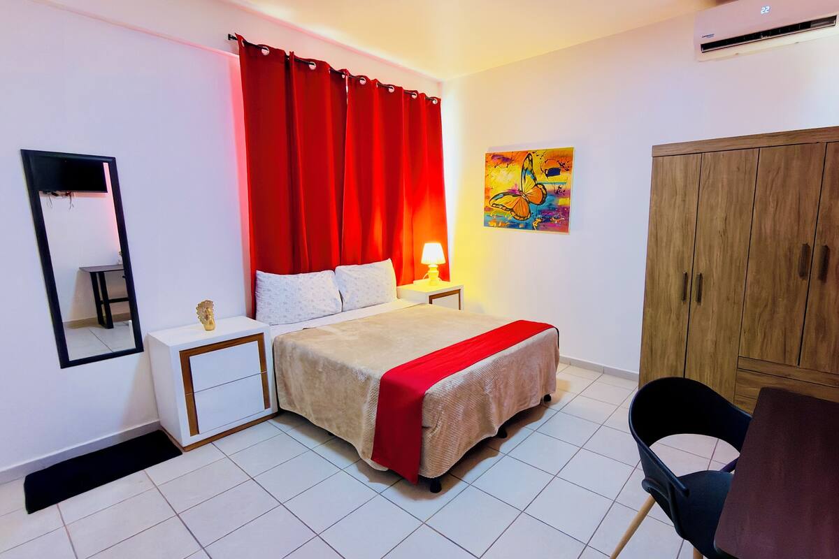 Habitación Deluxe doble, 1 cama doble, no fumadores, baño privado | Ropa de cama de alta calidad y escritorio