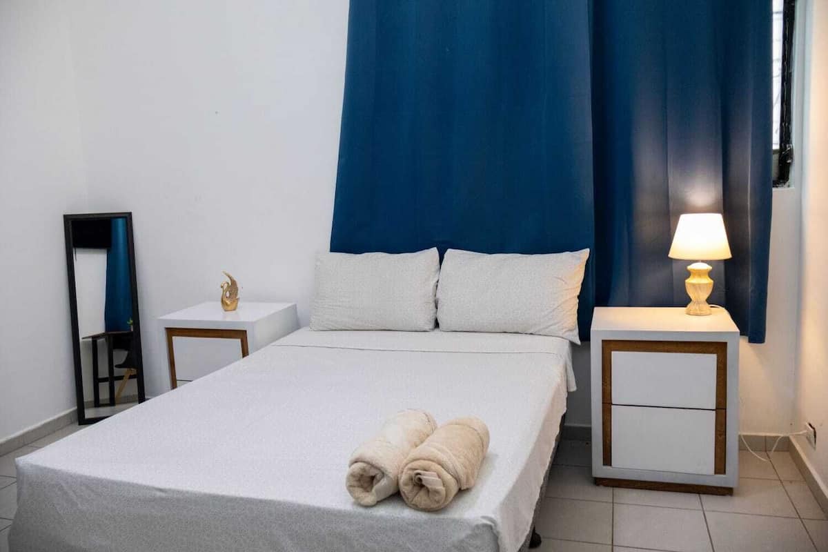 Deluxe-Doppelzimmer, 1 Doppelbett, Nichtraucher, eigenes Bad | Hochwertige Bettwaren, Schreibtisch, laptopgeeigneter Arbeitsplatz