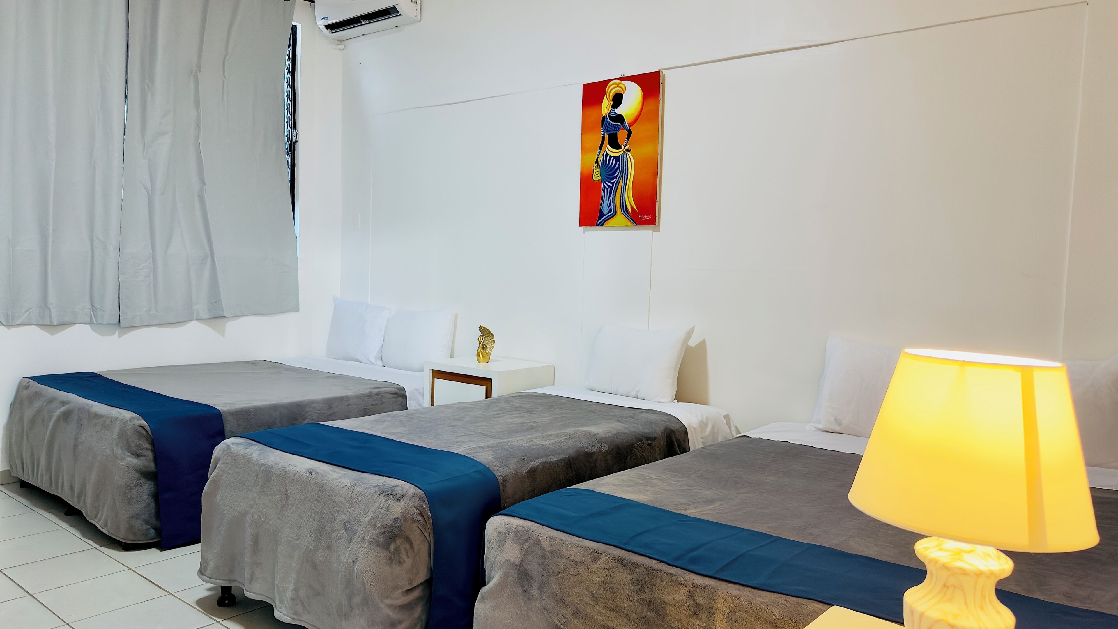 Comfort-Vierbettzimmer, 2 Doppelbetten, Nichtraucher, eigenes Bad | Hochwertige Bettwaren, Schreibtisch, laptopgeeigneter Arbeitsplatz