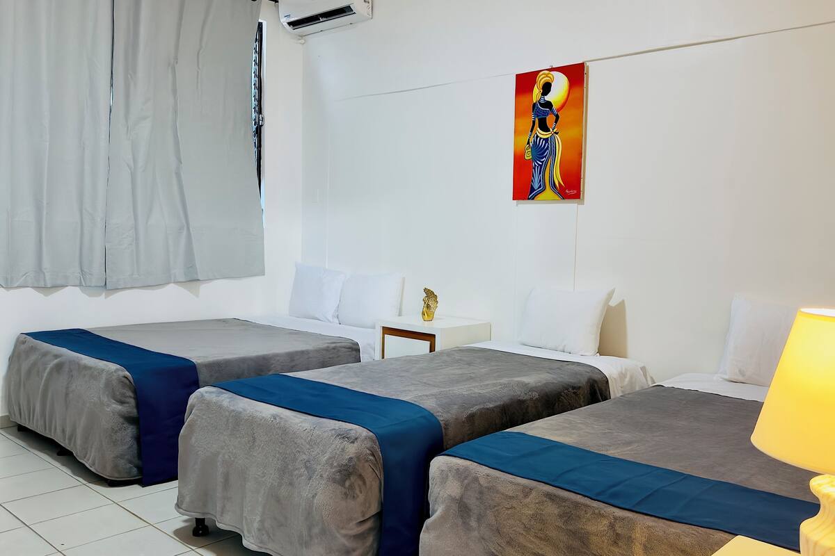 Habitación cuádruple Confort, 2 camas dobles, no fumadores, baño privado | Ropa de cama de alta calidad y escritorio