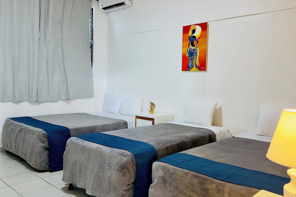 Comfort-Vierbettzimmer, 2 Doppelbetten, Nichtraucher, eigenes Bad | Hochwertige Bettwaren, Schreibtisch, laptopgeeigneter Arbeitsplatz