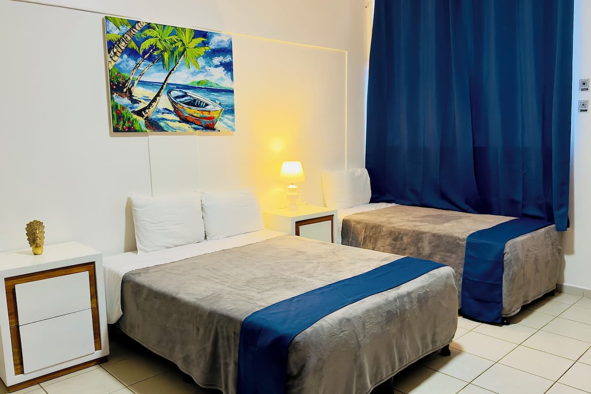 Habitación doble Deluxe, 1 cama matrimonial, para no fumadores, baño privado | Ropa de cama de alta calidad y escritorio
