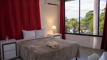 Suite de lujo, 1 cama matrimonial, para no fumadores, baño privado | Ropa de cama de alta calidad y escritorio