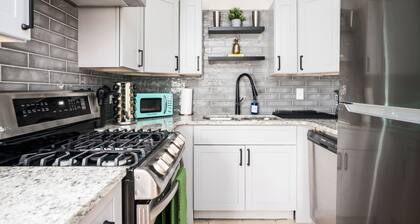 Vibrant Family Retreat~Sleeps 8~2 Kings~ Game Room