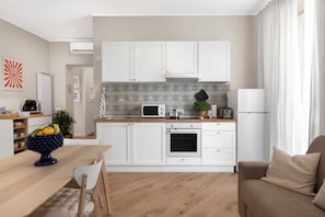 Réfrigérateur, four à micro-ondes, un four, surface de cuisson