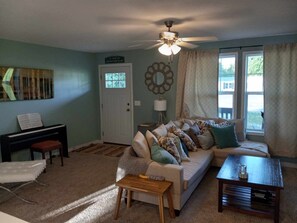 TV connectée, lecteur de DVD, livres, écrans d'ordinateur