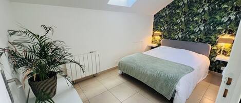 1 bedroom, travel cot, free WiFi, bed sheets