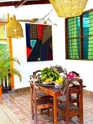 朝食 (フル ブレックファスト)、平日に提供 (無料)