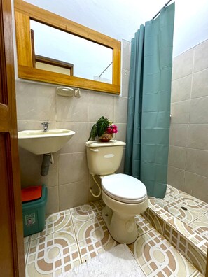 Doppia Standard, vista giardino | Bagno | Set di cortesia gratuito, sapone, shampoo, carta igienica