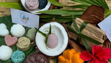 Kahden hengen standard-huone, näköala puutarhaan | Kylpyhuoneen mukavuudet | Ilmaiset hygieniatuotteet, saippua, sampoo, vessapaperi