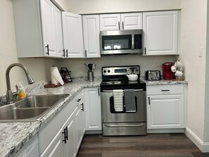 Fridge, microwave, oven, stovetop - Fabulous 2-bedroom condo in Arlington with WiFi access (Arlington)
