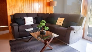 Cabaña, 2 habitaciones (01) | Área de sala de estar | Televisión de pantalla plana