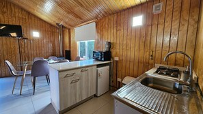 Microwave, stovetop, electric kettle, cookware/dishes/utensils - Oceana Suites Curiñanco (Valdivia)