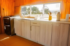 Microondas, placa de cocina, tetera/pava eléctrica, utensilios de cocina