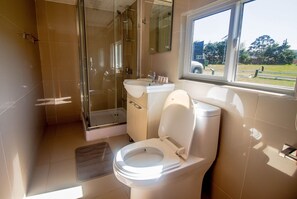 Huisje, 2 slaapkamers (01) | Badkamer | Een douche, handdoeken, zeep, shampoo