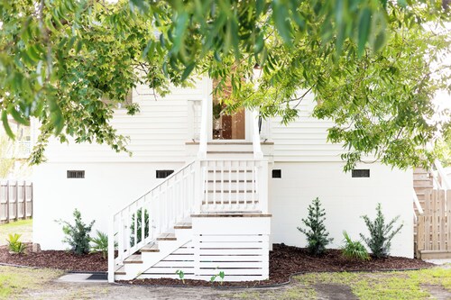Charming 1937 Historic Cottage in Boardwalk District by Beach, Lake & Shopping