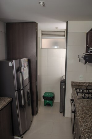 Kühlschrank, Ofen, Herdplatte, Wasserkocher mit Kaffee-/Teezubehör