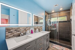 Shower, hair dryer, towels, soap - 5BR｜Pickleball Court｜Pool｜Tree Deck｜Mini Golf｜BBQ (Riverside)
