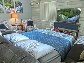 2 sovrum, skrivbord, strykjärn/strykbräda och resesäng