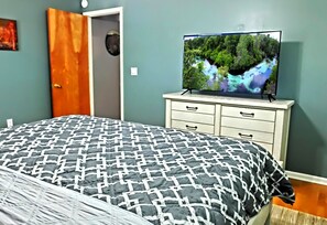 2 makuuhuonetta, työpöytä, silitysrauta/-lauta, vauvan matkasänky