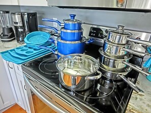 Jääkaappi, mikroaaltouuni, uuni, liesi