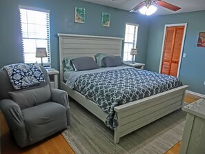 2 bedrooms, desk, iron/ironing board, travel crib - Swim Mat, Kayaks, Fire Pit! PET FRIENDLY - Paddlers Cove - Weeki Wachee River (Weeki Wachee)