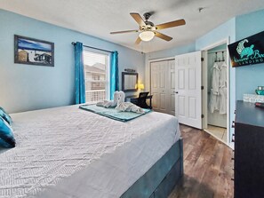 1 slaapkamer, een bureau, een strijkplank/strijkijzer, reisbedje