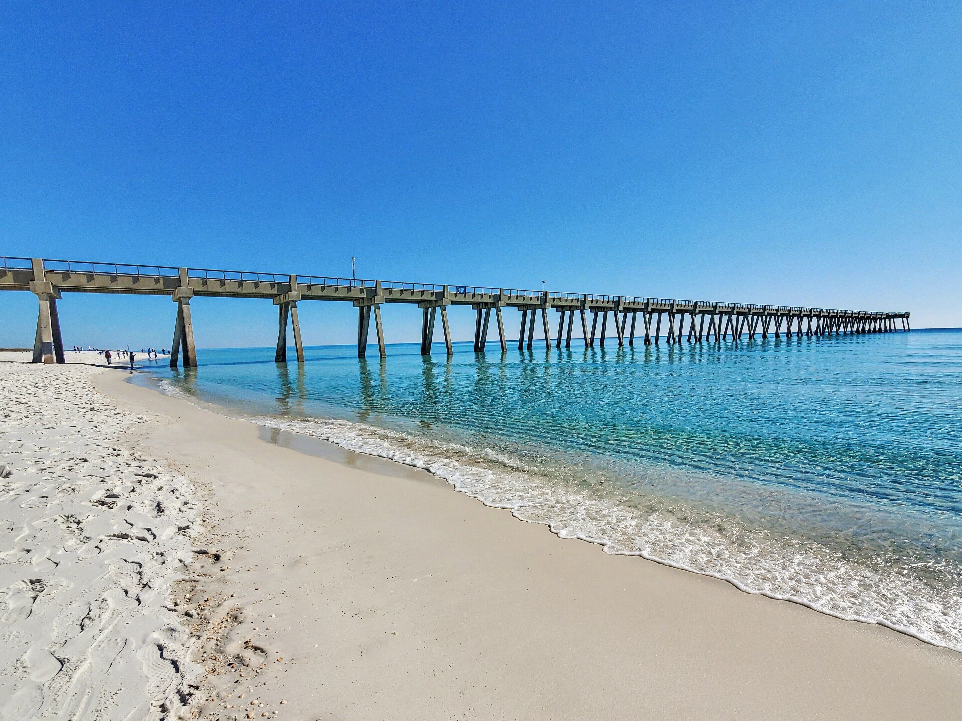 Vlak bij het strand, ligstoelen, strandlakens