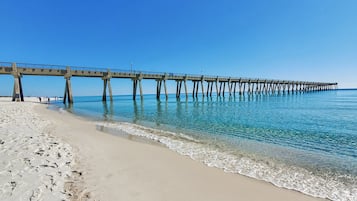 Tæt på stranden, liggestole, badehåndklæder