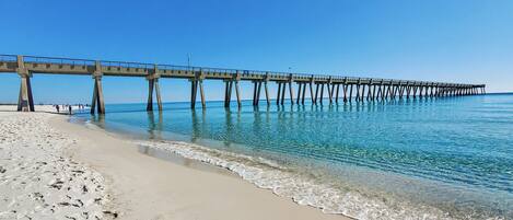 Nær stranden, solsenger og strandhåndklær
