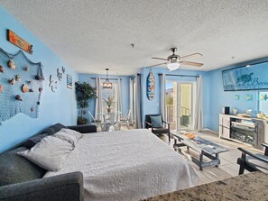 1 habitación, escritorio, tabla de planchar con plancha y cuna de viaje 